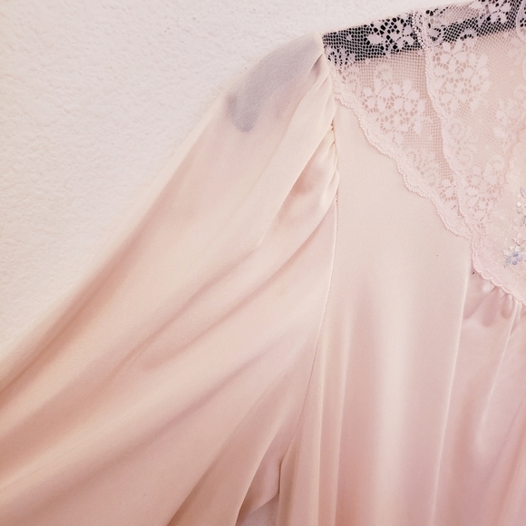 Vintage Vanity Fair Pink Lace Trimmed Robe with flaw, Size XL fits up to size 20 - Picture 4 of 10